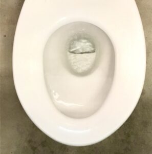 検尿カップがつまったトイレ
